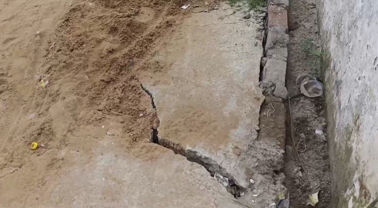 इंटरलॉकिंग सड़क छह महीने में हुई ध्वस्त