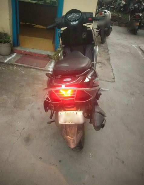 बिना हेलमेट स्कूटी भगा रहा था किशोर