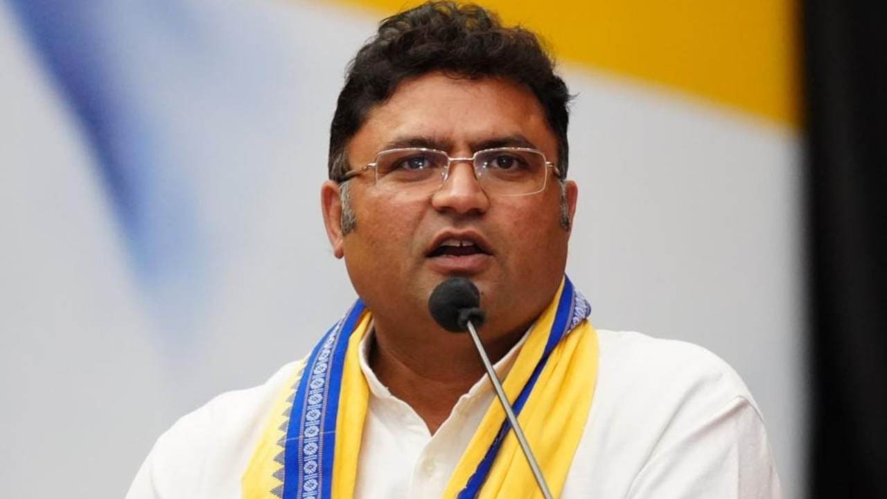 Ashok Tanwar came back to Congress again, holding hands
