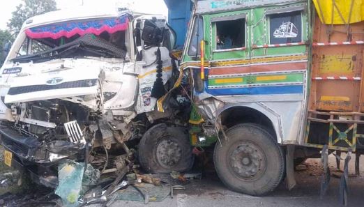 विकासनगर में बड़ा सड़क हादसा, दो ट्रक की आमने सामने भिड़ंत, तीन लोग घायल
