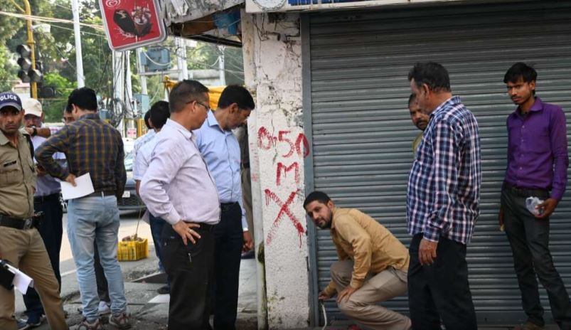 सड़क किनारे से अतिक्रमण हटाने की तैयारी तेज, 52 भवनों और प्रतिष्ठानों को किया चिन्हित