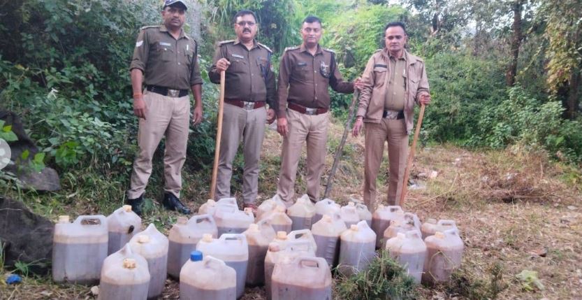 शराब माफियाओं पर पुलिस का शिकंजा, कच्ची शराब की भट्टी और 300 लीटर लहन किया नष्ट