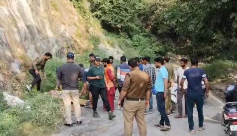 सेल्फी का चस्का : सेल्फी लेने के चक्कर में पहाड़ी से नीचे गिरी महिला, हालत नाजुक