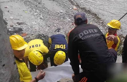 यहां पुल के पास चट्टान में लटका मिला शव, मची अफरा-तफरी