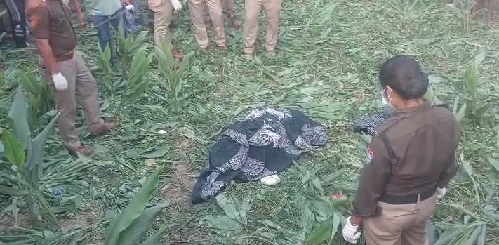 सड़क किनारे बैग में मिला महिला का शव, इलाके में मची सनसनी, जांच में जुटी पुलिस