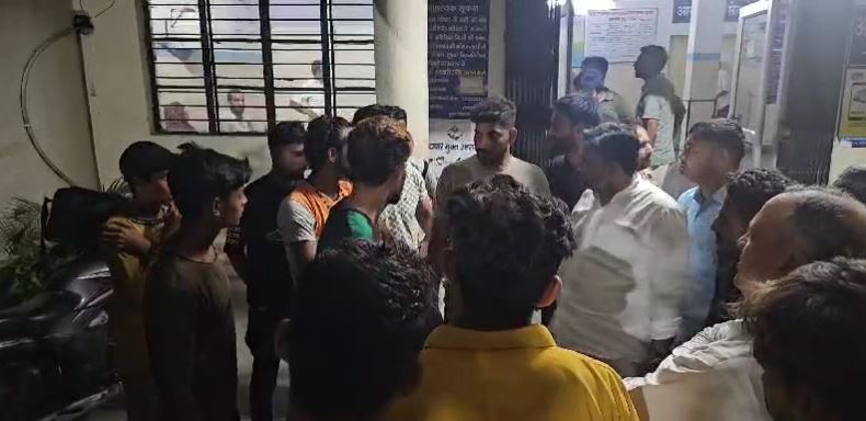 बाइक सवार युवक पर ताबड़तोड़ फायरिंग, हालत नाजुक, पुरानी रंजिश का है मामला