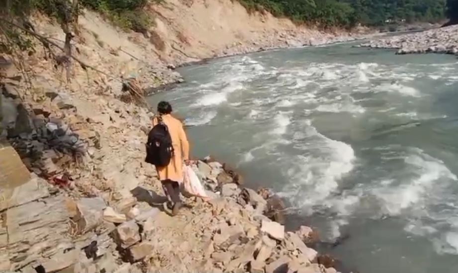 जान जोखिम में डालकर जा रहे लोग