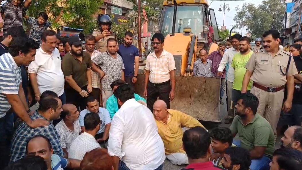 नगर निगम की टीम का विरोध
