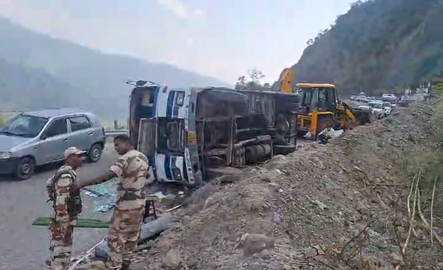 बस हादसे का शिकार