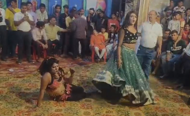 बार बालाओं का डांस
