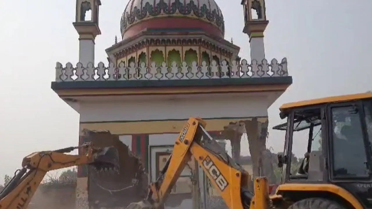 हरिद्वार में मजार पर चला बुलडोजर