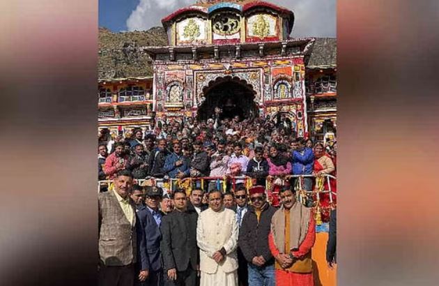 मुकेश अंबानी ने किए बद्री-केदार के दर्शन