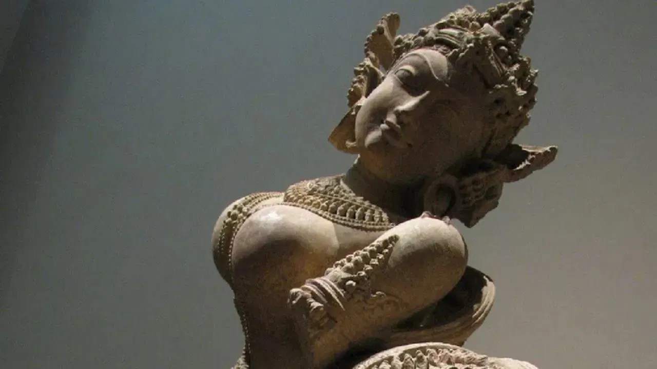 America returned more than 1400 stolen statues to India