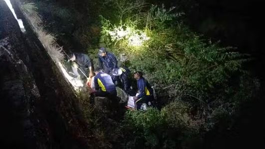 अनियंत्रित होकर खाई में गिरा ट्रक, हादसे में परिचालक की दर्दनाक मौत