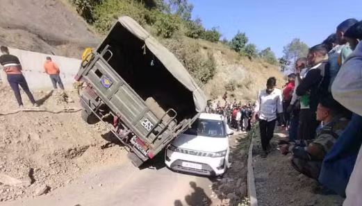 लोहाघाट-पिथौरागढ़ हाईवे पर हादसा, कार के ऊपर पलटा सेना का वाहन