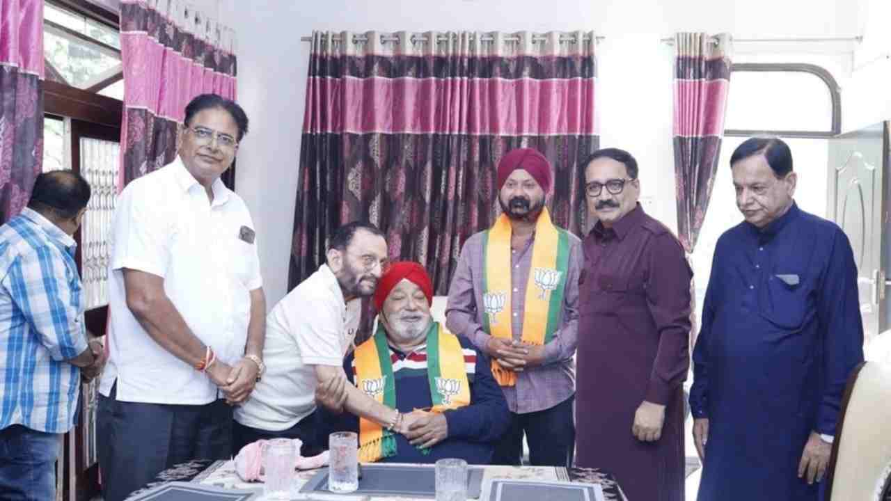 Shock to AAP party, former minister Harsharan Singh joins BJP