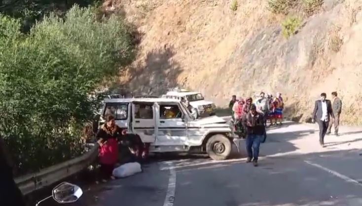 मानेश्वर में स्कूटी और बुलेरो की भिड़ंत, हादसे में पांच लोग घायल