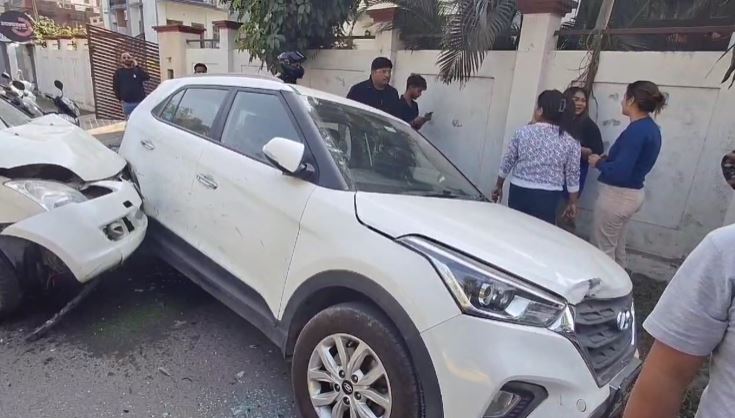 भाजपा मुख्यालय के पास सड़क हादसा, दो कारों की जोरदार भिड़ंत, एक महिला घायल