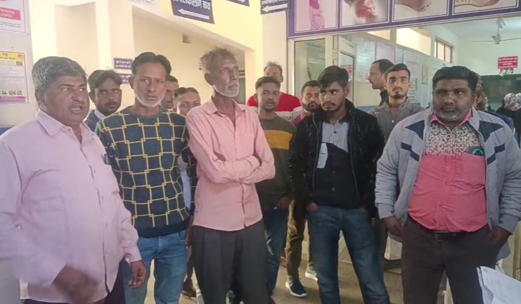 कूड़ा फेंकने को लेकर हुआ दो पक्षों में विवाद, महिलाओं के ऊपर फेंका एसिड