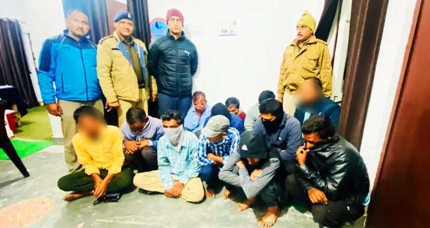 जुआरियों के खिलाफ पुलिस का प्रहार, एक लाख रुपए के साथ ताश की गड्डियां की बरामद