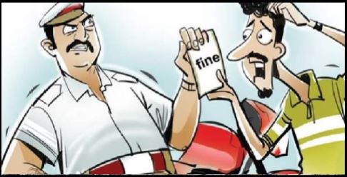 अतिक्रमण कर यातायात बाधित करना पड़ा भारी, पुलिस ने काटा दुकान संचालक का चालान