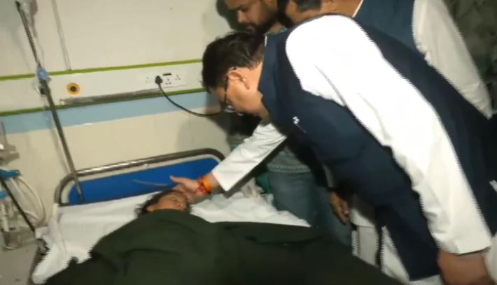 अल्मोड़ा हादसा : घायलों का हाल जानने पहुंचे सीएम धामी, बोले पीड़ितों के साथ खड़ी है सरकार