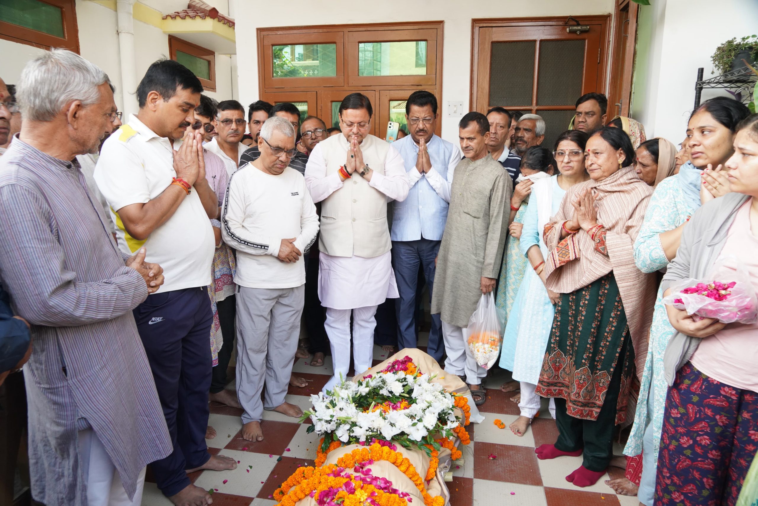 हिंदुस्तान अखबार के पूर्व संपादक का निधन, पैदल शवयात्रा में शामिल हुए सीएम धामी