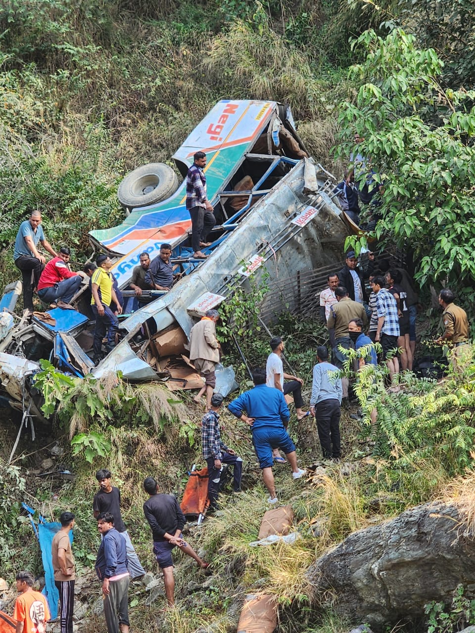 उत्तराखंड में सड़क हादसा, मृतकों की संख्या बढ़कर हुई 25, सीएम ने दिए मजिस्ट्रेट जांच के निर्देश