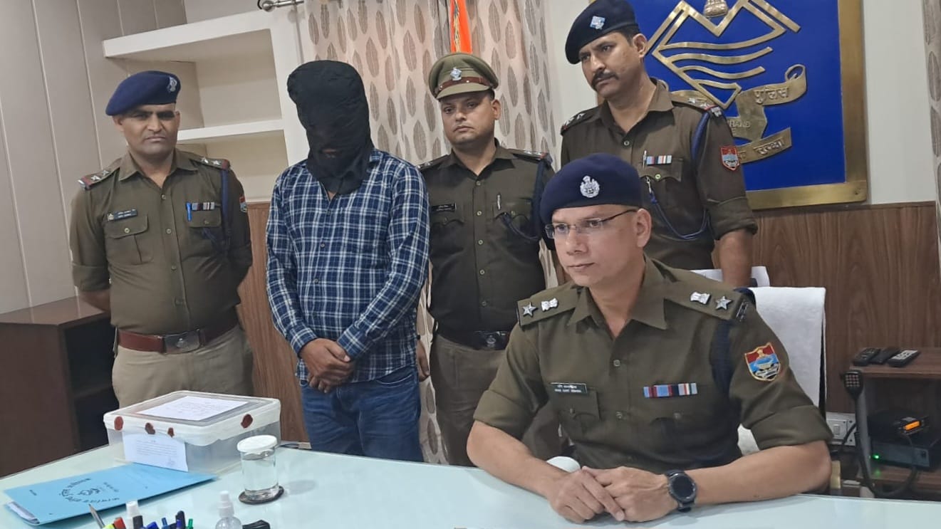 नशे के खिलाफ पुलिस का प्रहार, चरस के साथ एक तस्कर अरेस्ट, लाखों में आंकी जा रही कीमत