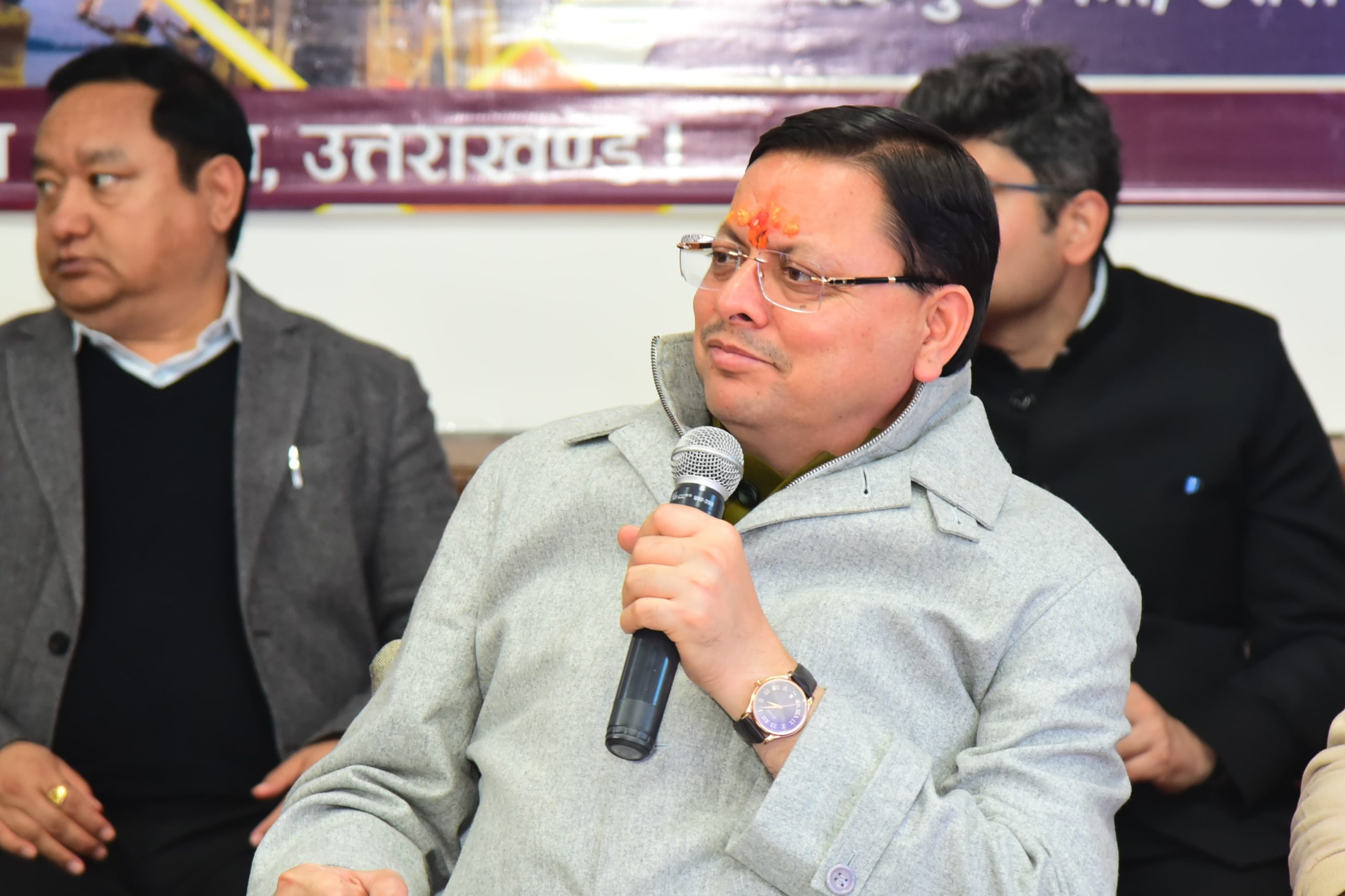 पहाड़ों से पलायन रोकने के लिए सीएम धामी ने की बैठक, कारणों पर की चर्चा