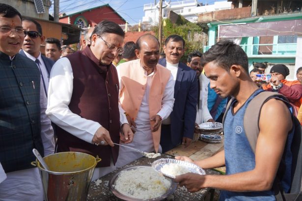 पूर्व सैनिकों ने युवाओं के लिए लगाया लंगर, सीएम धामी भी हुए शामिल, युवाओं को परोसा खाना