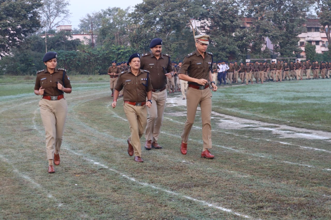 पुलिस लाइन में परेड का आयोजन, SSP ने लगाई जवानों के साथ दौड़