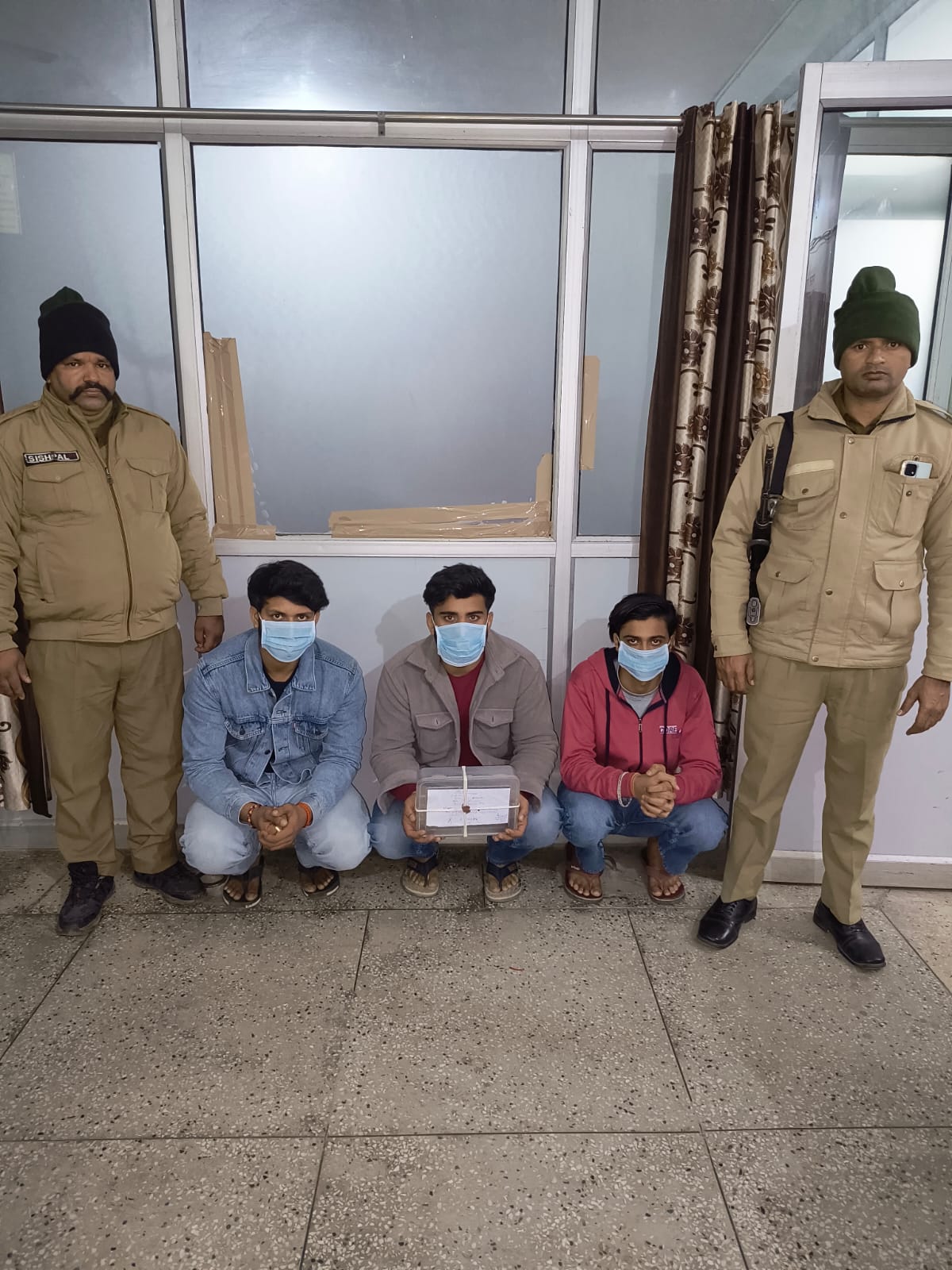 बड़ी घटना को अंजाम देने की फिराक में थे युवा, पुलिस ने किया अरेस्ट, भारी मात्रा में अवैध हथियार बरामद