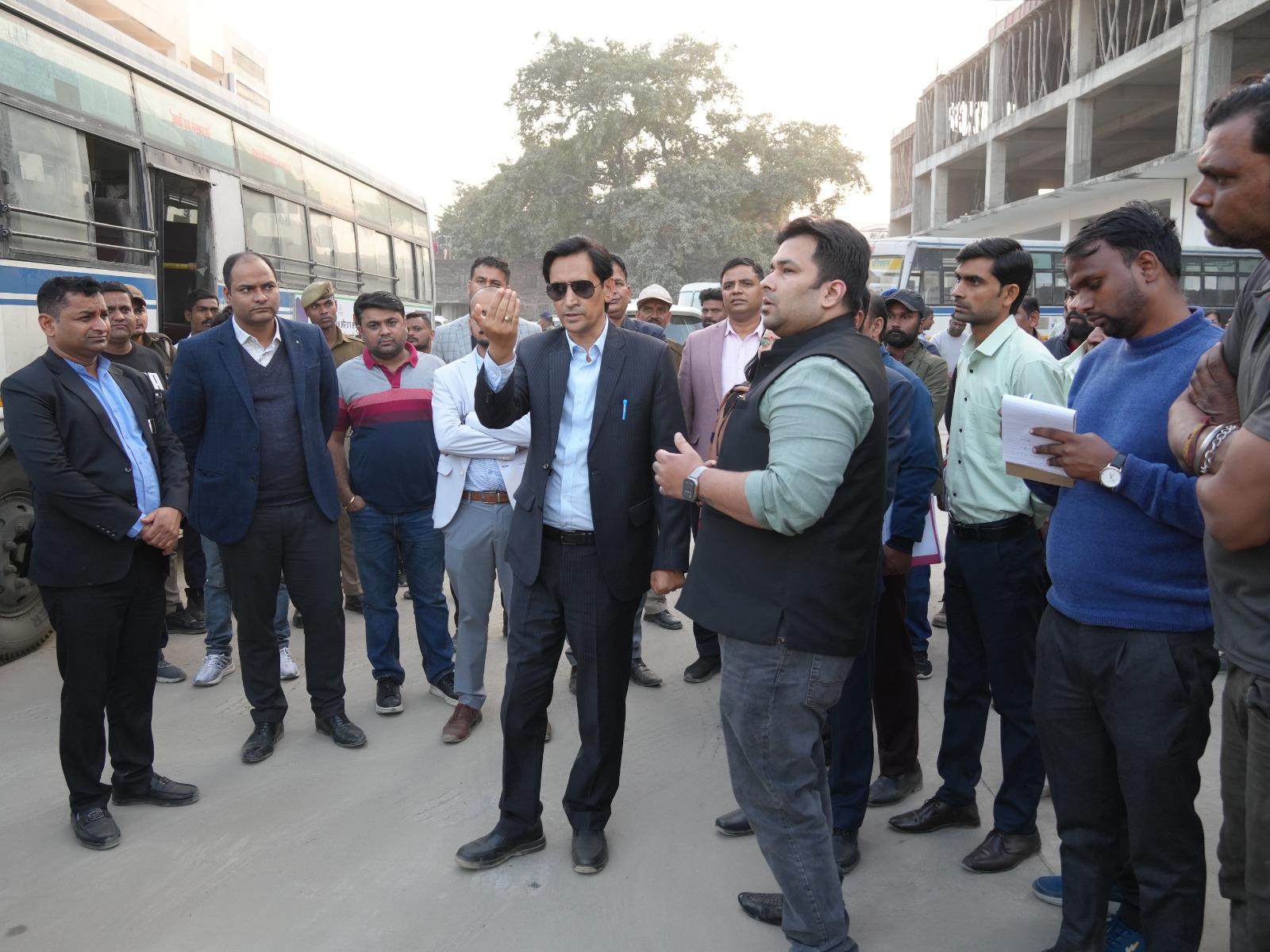 कलेक्ट्रेट परिषर में लंबे समय से खड़े वाहनों को कुमाऊं कमिश्नर ने हटाने के दिए निर्देश