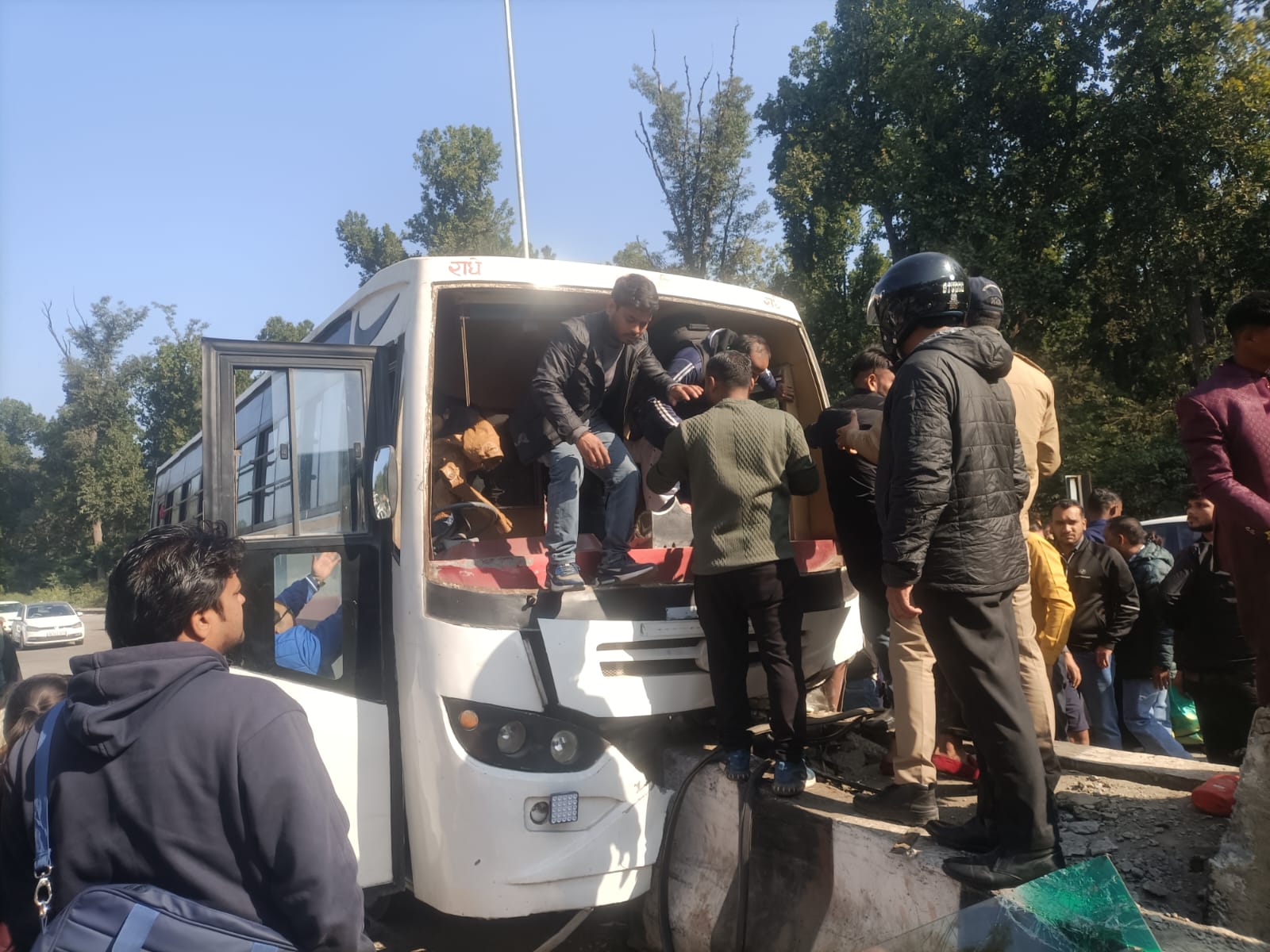 देहरादून में सड़क हादसा, बारातियों से भरी बस हुई हादसे का शिकार,12 लोग घायल