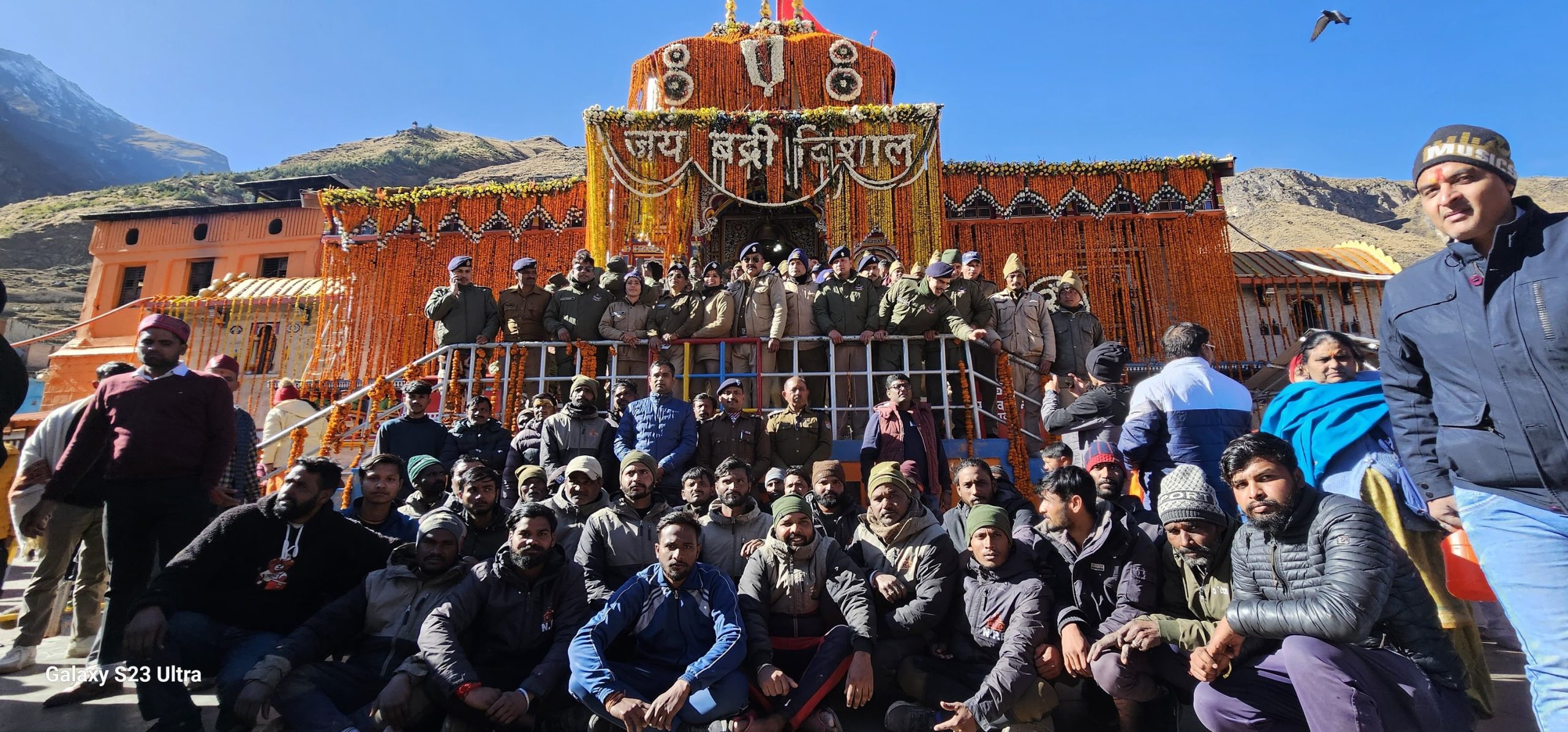 बद्रीनाथ के कपाट बंद होने से पहले इस सीजन ड्यूटी में तैनात पुलिस के जवानों ने संजोईं यादें