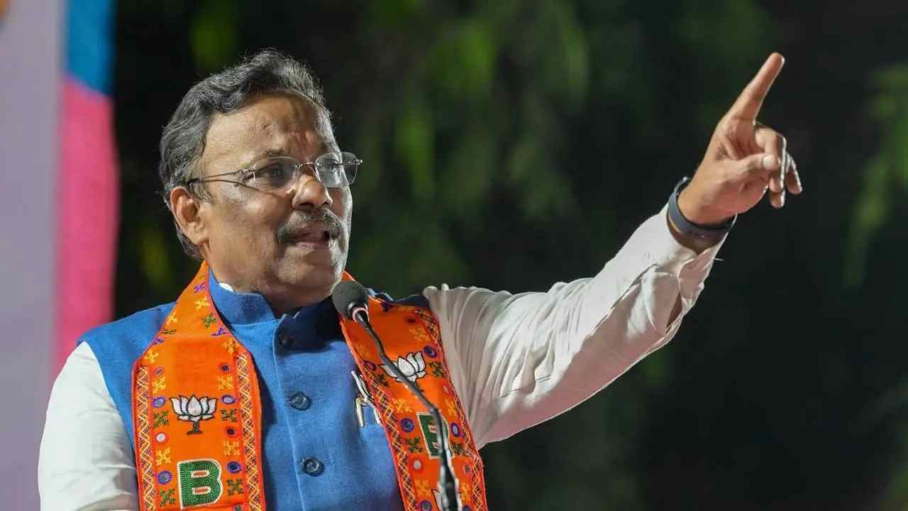 bjp-leader-vinod-tawde-accused-of-distributing-money