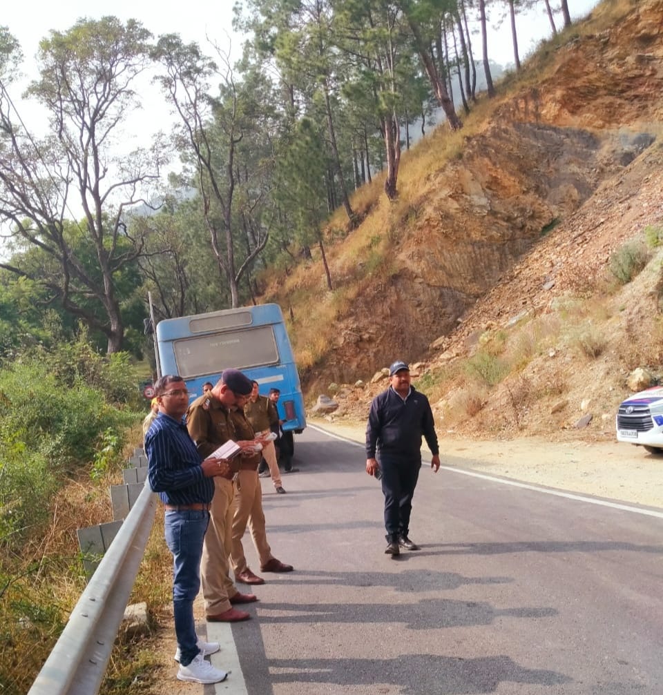 ओवरलोडिंग वाहनों पर पुलिस का शिकंजा, चेकिंग अभियान चलाकर तीन के काटे चालान