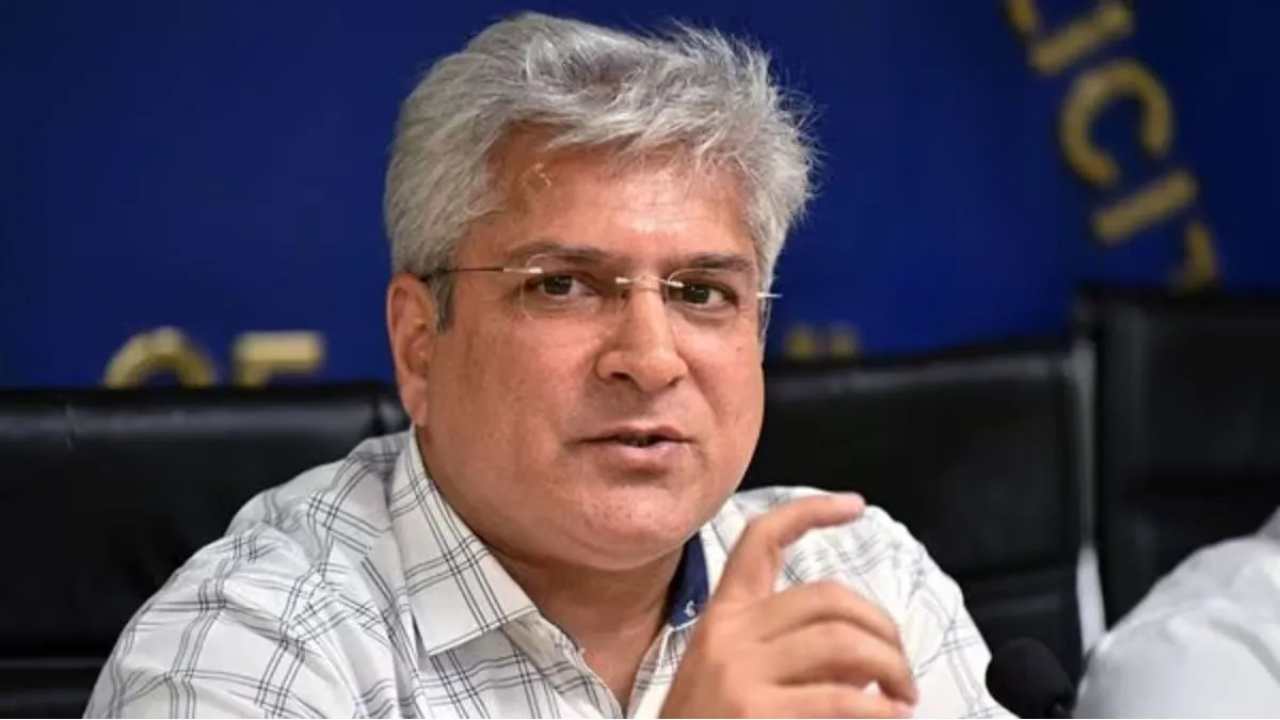 Shock to AAP party in Delhi, Minister Kailash Gehlot resigns