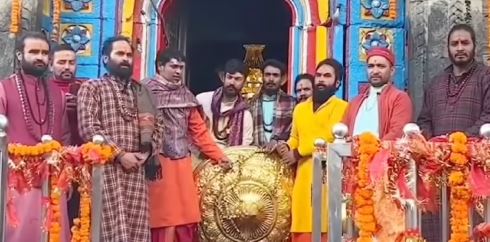 केदारनाथ धाम के कपाट बंद होने की प्रक्रिया शुरू, हकूकधारियों ने गर्भगृह से निकाला छत्र