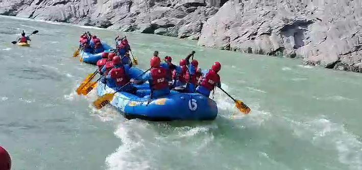 देवप्रयाग में हुई देश की पहली महिला राफ्टिंग अभियान की शुरुआत