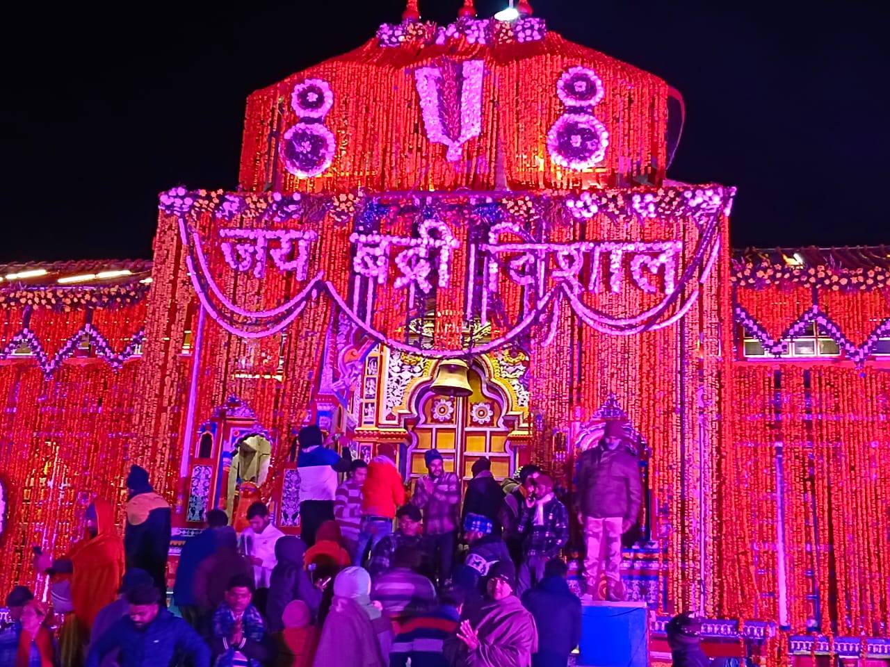 विधि-विधान से बंद हुए बद्रीनाथ धाम के कपाट, 10 हजार श्रद्धालु बने इस पल के साक्षी