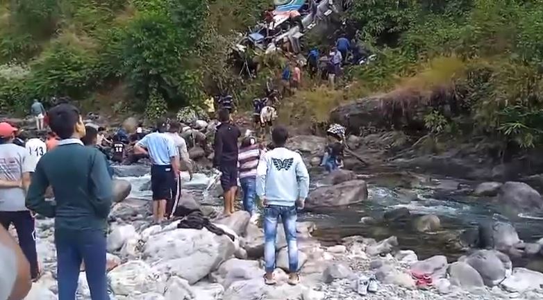 अल्मोड़ा में बड़ा सड़क हादसा, अनियंत्रित होकर खाई में गिरी बस, 20 लोगों की मौत