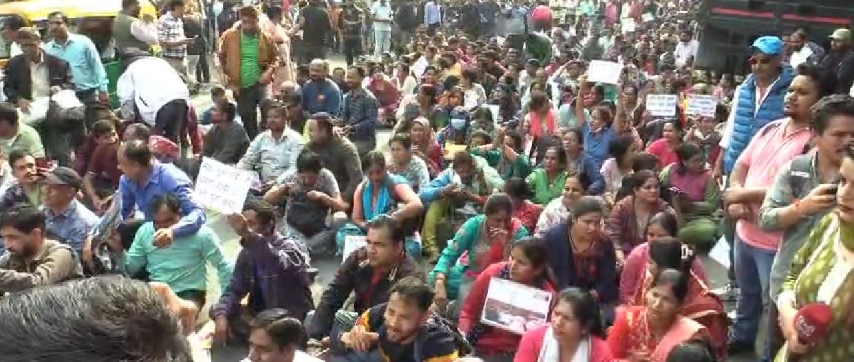उपनल कर्मचारियों का सचिवालय कूच, पुलिस ने बैरिकेडिंग लगाकर रोका, हुई तीखी नोंक झोंक