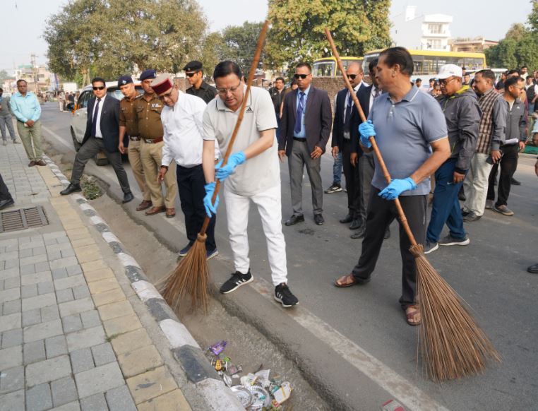 सीएम ने लगाया झाड़ू