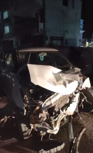 MKP कॉलेज के पास दो कारों की आमने-सामने जोरदार भिड़ंत