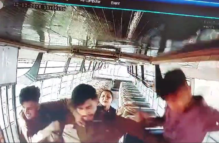 स्कूल के बस ड्राइवर की दबंगों ने की बेरहमी से पिटाई, CCTV में कैद हुई घटना