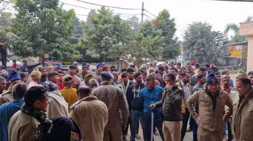 खेत में गई युवती का अपहरण, नदी किनारे बदहवास हालत में मिली