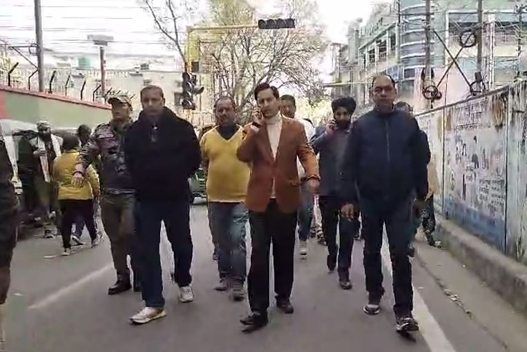 कुमाऊं कमिश्नर ने किया सड़क चौड़ीकरण का निरीक्षण, अवैध पार्किंग को देखकर जताई नाराजगी