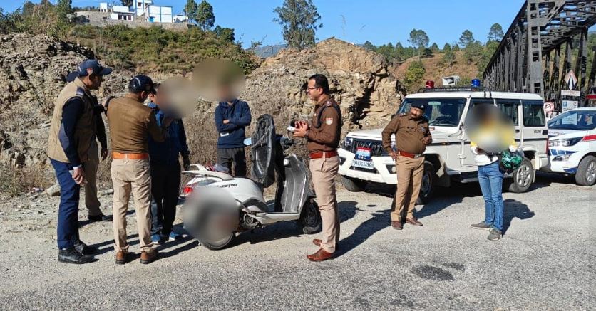 लापरवाही से वाहन चलाने वालों के खिलाफ सख्ती, 30 लोगों के काटे चालान
